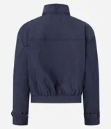 Campera bomber de denim azul oscuro, con cuello alto, cierre frontal con botones a presión ocultos, mangas largas con puños ajustables y diseño de largo corto.