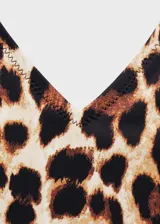 Malla enteriza con estampado animal print, escote en V profundo y espalda descubierta con cierre de lazo en el cuello.