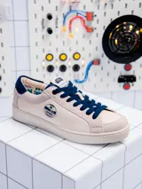 Championes urbanos de edición limitada inspirados en R2-D2, color beige con detalles en azul marino. Presentan aplique lateral con el diseño del droide, cordones azules y etiqueta de Star Wars en la lengüeta. Confeccionados en una combinación de cuero y descarne.