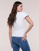 Remera básica de modal acanalado de la marca Elie Tahari, color blanco con ribetes en contraste negro en el cuello y las mangas cortas, de corte ajustado.