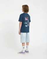 Remera azul oscuro con diseño gráfico en la espalda que incluye un pez bajo una sombrilla, un sol y la inscripción Volcom.