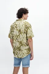 Camisa negra con estampado cachemir en blanco, de manga corta y corte recto.