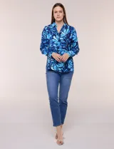 Camisa de gasa estampada con diseño animal print, cuello con solapa, escote en V, cierre frontal con botones y mangas largas, de la marca Ninety Clothing.
