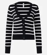 Cardigan corto de punto con diseño a rayas horizontales en blanco y negro. Presenta cuello en V, cierre frontal con botones y mangas largas.
