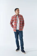 Camisa de hombre a cuadros color rosa, blanco y azul, de corte slim, manga larga, con bolsillo en el pecho y logo bordado.