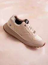 Sneaker urbana de edición limitada inspirada en Star Wars, color off-white con detalles en plateado. Presenta el texto 'JOIN THE RESISTANCE' en el lateral, parche de Star Wars en la lengüeta y dije metálico en los cordones. Suela de plataforma en tono arena con base de goma dentada.