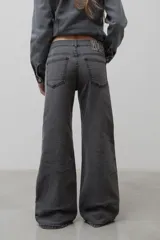 Pantalón de jean de corte recto y tiro medio, en color azul oscuro con costuras a contratono.