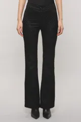 Pantalón sastrero negro con lúrex, de calce slim, botamanga flare y bolsillos ojal en la espalda. Presenta cierre frontal con broche personalizado y botón auxiliar interno.
