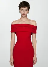 Vestido corto entallado de color rojo, con escote Bardot de hombros descubiertos y detalle fruncido en las mangas.