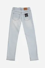 Pantalón jean de corte recto y tiro medio color negro con efecto lavado.