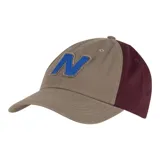 Gorro de béisbol New Balance color beige con panel lateral bordó y logo "N" azul bordado en el frente.