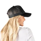 Gorra de béisbol negra con lentejuelas y malla en la parte trasera.