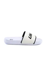 Ojota Umbro Ilo para hombre de color blanco, con tira ancha en color blanco con bordes negros y el logotipo de la marca estampado en gran tamaño. Suela moldeada para mayor comodidad.