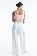 Body colaless rosado de punto crepé con escote cuadrado, breteles anchos y fruncido lateral.