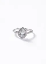 Anillo de plata 925 con diseño de gota central engastada en zirconias y banda lateral decorada con pequeñas piedras brillantes.