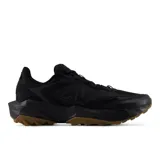 Championes de trail running New Balance modelo Tektrel, color negro con suela de goma color camel con tacos agresivos para tracción todoterreno. Presenta parte superior sintética y entresuela de rendimiento con diseño geométrico y dinámico.