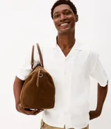 Camisa de lino blanca con cuello bowling y mangas cortas, de corte boxy y diseño holgado.