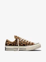 Championes Converse Chuck 70 de corte bajo, confeccionados con exterior de pelo con estampado animal print de leopardo. Cuentan con cordones blancos, suela de goma blanca con detalles negros y puntera de goma reforzada.