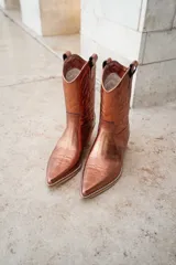 Botas texanas cortas blancas de cuero con bordados en la capellada y taco de madera.