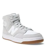 Championes New Balance modelo 480 de caña media, confeccionados en cuero de plena flor con detalles en gamuza. Presentan un diseño inspirado en el básquetbol clásico, con el logo 'N' en los laterales, suela reforzada y plantilla OrthoLite para mayor confort y amortiguación.