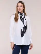 Pashmina de acabado satén de la marca Jessica Mc Clintock, con diseño estampado bicolor en blanco y negro.
