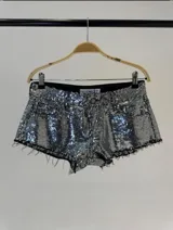 Short de tiro bajo cubierto de lentejuelas plateadas, con diseño de cinco bolsillos y bordes desmechados.