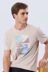 Remera beige de manga corta con cuello redondo y estampa frontal ilustrativa inspirada en un paisaje costero con tablas de surf y la leyenda "Having Fun".
