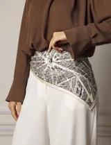 Pañuelo triangular de satén con estampado de mapa urbano en tonos blanco y negro. Presenta un diseño elegante y versátil, ideal para usar como accesorio en la cintura o cuello.