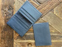 Tarjetero de cuero vacuno color azul con seis ranuras para tarjetas.