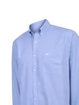 Camisa de manga larga RKF modelo Wf Pb, color celeste con sutil patrón de cuadros. Cuenta con cuello americano abotonado, cierre frontal con botones blancos y un bolsillo en el pecho con el logo de la marca bordado en blanco.