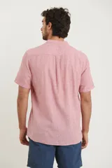 Camisa de manga corta con cuello mao y cierre frontal parcial con botones de coco. Confeccionada en una mezcla de lino y algodón.