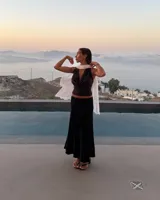 Prenda tipo poncho o chal de tejido de punto muy fino y calado, con efecto arrugado y bordes ondulados. Disponible en una amplia gama de colores pastel y neutros, incluyendo blanco, beige, naranja, amarillo, verde claro, gris, rosa, lila, celeste y negro con brillo.