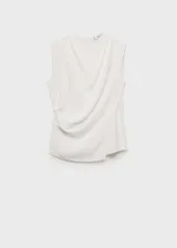 Blusa blanca sin mangas con cuello redondo y diseño cruzado con drapeado lateral.