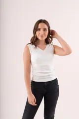 Musculosa básica de algodón, color blanco, con escote en V y diseño ajustado.