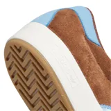 Championes Adidas Nora color marrón con detalles celestes y suela blanca.