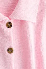 Saco de manga corta confeccionado en punto suave, con cuello camisero, cierre frontal de botones y remate acanalado en puños y bajo.