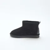 Botas cortas de estilo casual en color negro, confeccionadas en ante sintético con interior forrado y suela plana de goma.