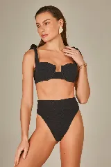 Conjunto de bikini negro de textura gofrada, compuesto por un corpiño tipo bustier con escote en V y tirantes anchos que se atan en los hombros, y una bombacha de tiro alto.