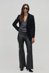 Chaleco tejido grafito con lurex, escote en V y terminaciones de rib.