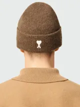 Gorro tipo beanie de punto con vuelta, confeccionado en mezcla de lana y alpaca, color marrón.