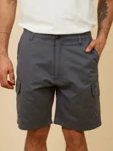 Bermuda cargo gris con bolsillos laterales y traseros con solapa.