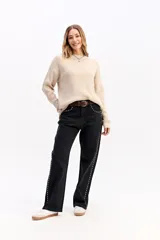 Sweater de tejido acanalado en color beige, con cuello redondo y diseño de calce relajado.