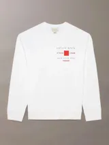 Buzo Calvin Klein blanco de manga larga, confeccionado en algodón regenerado y poliéster reprocesado con interior de felpa suave. Presenta cuello redondo, puños y dobladillo acanalados, y un estampado frontal con texto y un cuadrado rojo.