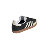 Championes Adidas modelo Samba OG, color negro con detalles en blanco y suela de goma marrón.
