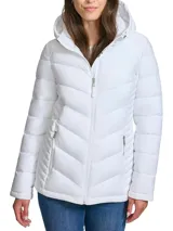 Campera puffer blanca con capucha, cierre frontal con cremallera, dos bolsillos laterales con cierre y logo de la marca en el brazo.