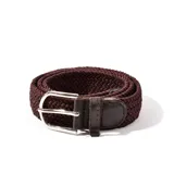 Cinturón elastizado color bordó con hebilla metálica plateada y apliques de cuero marrón.