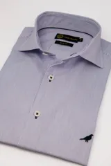 Camisa de vestir slim fit de Club House, con diseño a rayas finas en tonos celestes y blancos. Presenta cuello italiano, mangas largas, botones frontales y un pequeño bordado de un pájaro en el lateral inferior.
