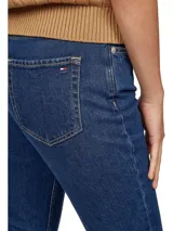 Jean azul de denim elástico de algodón, corte ajustado, talle alto, pierna recta y largo tobillero.