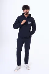 Buzo con capucha y bolsillo canguro, confeccionado en felpa azul marino. Presenta un estampado gráfico en la espalda que ilustra montañas con un sol y el texto 'Sunday Day, Our Leisure Day'.