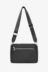 Bandolera de diseño rectangular en color negro, confeccionada en material sintético resistente. Cuenta con un compartimento principal con cierre metálico, correa ajustable para el hombro y herrajes plateados.
